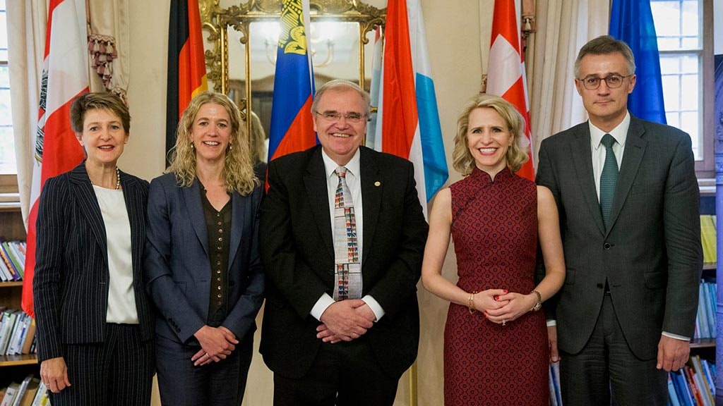De gauche à droite, la conseillère fédérale Simonetta Sommaruga, la secrétaire d’État allemande Christiane Wirtz, le vice-chancelier et ministre autrichien de la Justice Wolfgang Brandstetter, la ministre liechtensteinoise de la Justice Aurelia Frick et le ministre luxembourgeois de la Justice Félix Braz