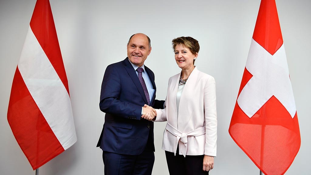 Bundesrätin Simonetta Sommaruga begrüsst den österreichischen Innenminister Wolfgang Sobotka