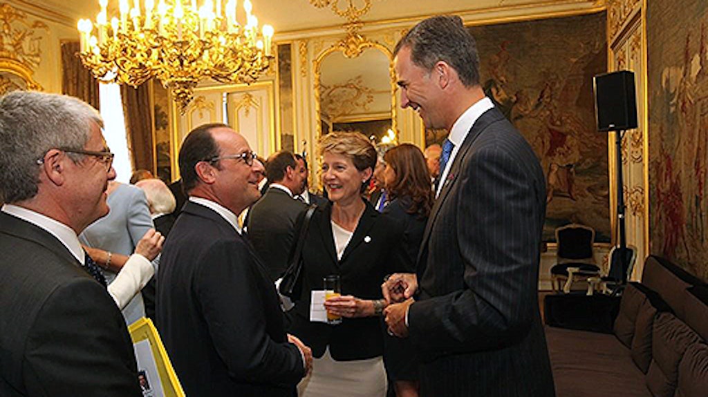 La conseillère fédérale Simonetta Sommaruga en conversation avec le président français François Hollande et le roi d’Espagne Philippe VI, lors de la cérémonie de commémoration à Liège