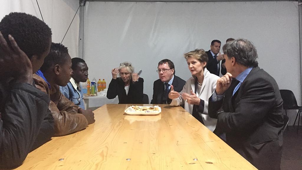 La conseillère fédérale Simonetta Sommaruga en discussion avec des requérants d'asile mineurs au hotspot de Tarante