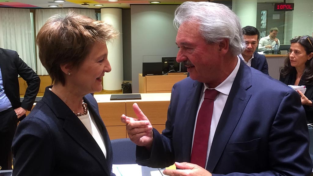 La conseillère fédérale Simonetta Sommaruga en discussion avec le ministre luxembourgeois des Affaires étrangères et européennes Jean Asselborn