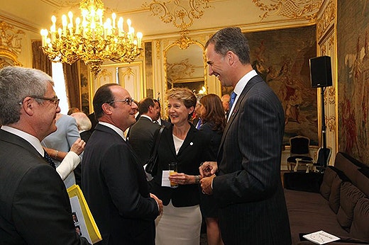 Bundesrätin Sommaruga an der Gedenkfeier in Lüttich im Gespräch mit dem französischen Staatspräsidenten François Hollande und König Felipe von Spanien
