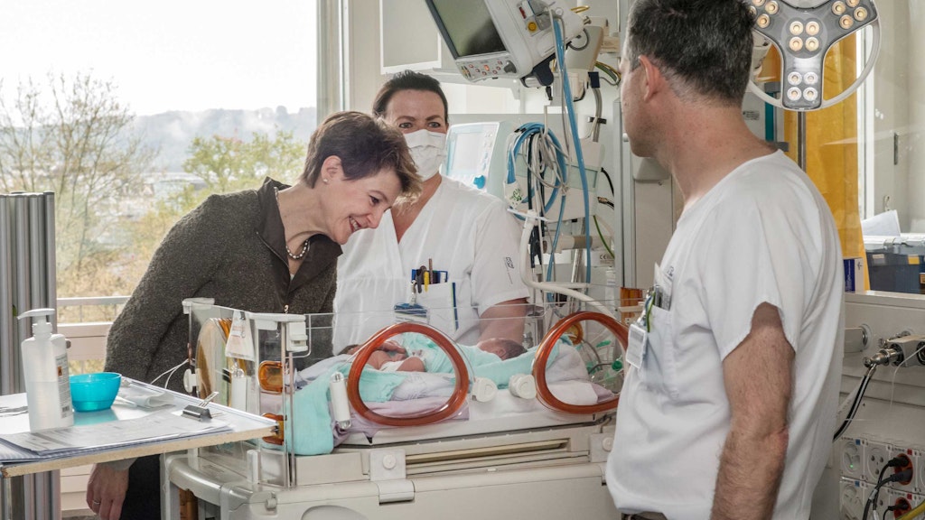 Fête du travail : la conseillère fédérale Simonetta Sommaruga dialogue avec les employés d’un hôpital