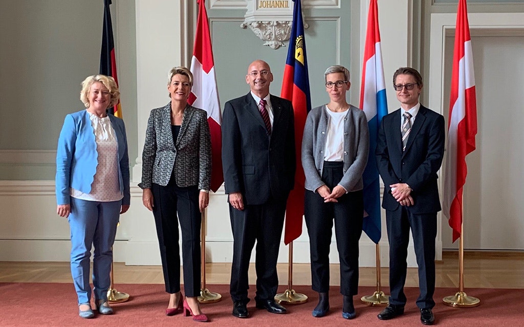Rita Hagl-Kehl, Parlamentarische Staatssekretärin, Bundesministerium der Justiz und für Verbraucherschutz (Deutschland), Bundesrätin Karin Keller-Sutter, Mauro Pedrazzini, Minister für Justiz a.i. (Liechtenstein), Sam Tanson, Ministerin für Justiz (Luxemburg), Andreas Pollak, Leiter Stabsstelle für europäische und internationale Ressortangelegenheiten (Österreich)
