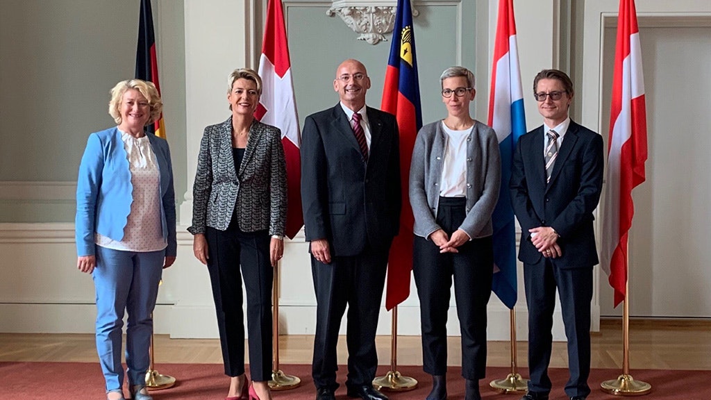 Rita Hagl-Kehl, secrétaire d’État parlementaire, Ministère fédéral de la justice et de la protection des consommateurs (Allemagne), Karin Keller-Sutter, conseillère fédérale, Mauro Pedrazzini, ministre a.i. de la Justice (Liechtenstein), Sam Tanson, ministre de la Justice (Luxembourg), et Andreas Pollak, directeur du Service des affaires européennes et internationales (Autriche)