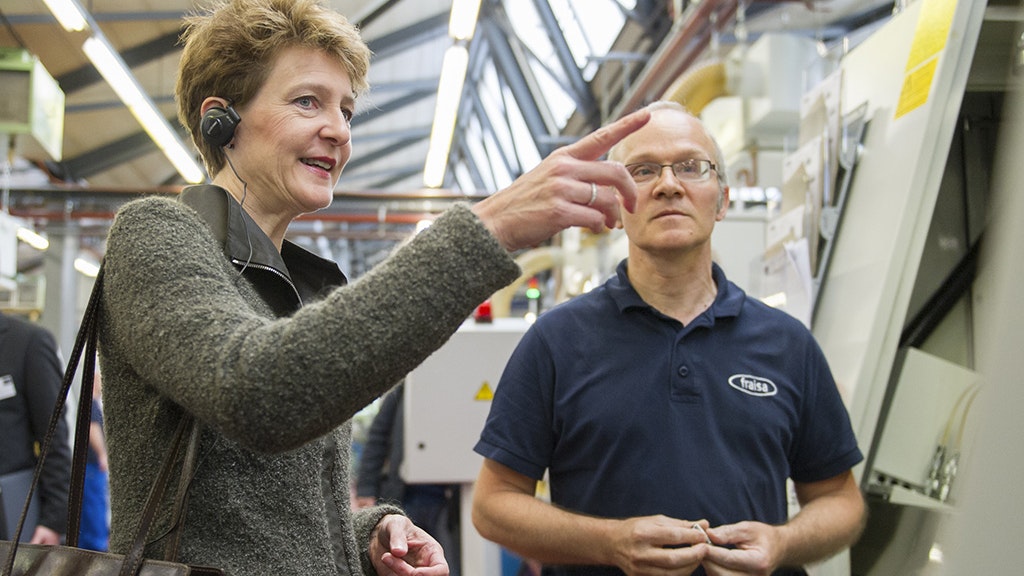 Fête du travail: la conseillère fédérale Simonetta Sommaruga en visite dans l’entreprise Fraisa SA, à Bellach (Photo: Keystone)