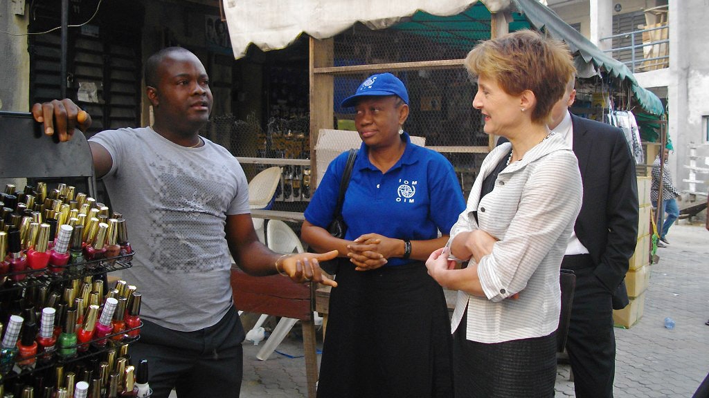 Lagos: La consigliera federale Sommaruga e una rappresentante dell’OIM in visita a un Nigeriano che – grazie all’aiuto al ritorno svizzero – è riuscito a costruirsi un futuro in patria.