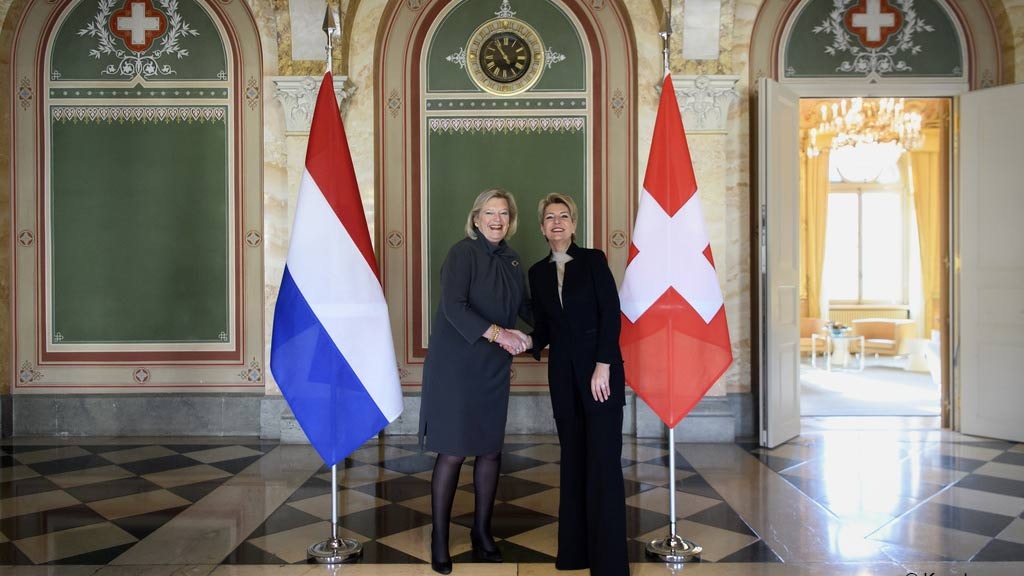 La conseillère fédérale Karin Keller-Sutter salue la ministre néerlandaise des migrations Ankie Broekers-Knol