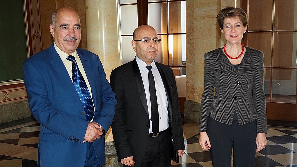 Bundesrätin Simonetta Sommaruga begrüsst Abdessattar ben Mousaa (Praesident der Ligue tunisienne des Droits de l'homme) und Fadhel Mahfoudh (Praesident des Ordre national das avocats de Tunisie)