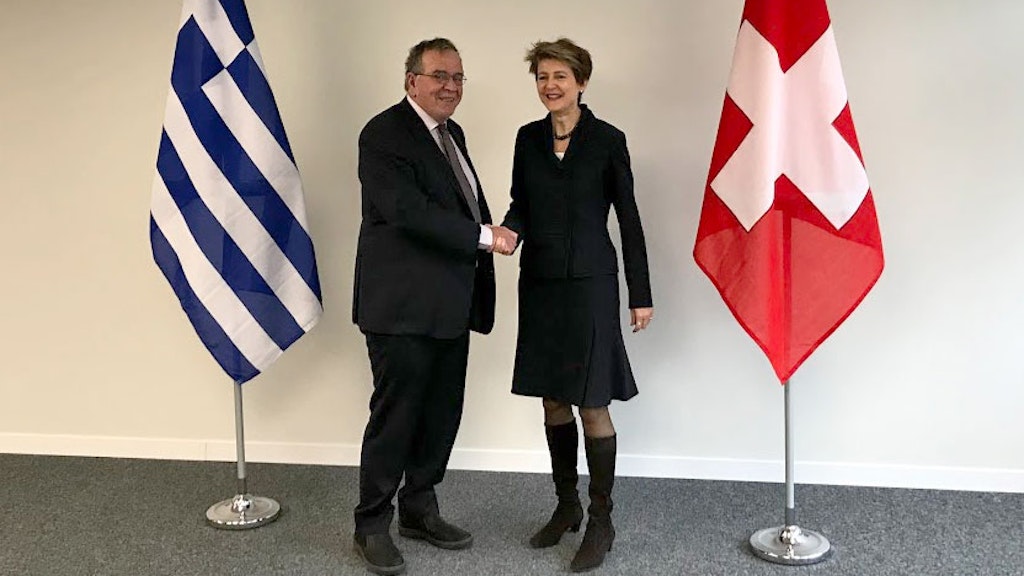 Bundesrätin Simonetta Sommaruga begrüsst den griechischen Minister für Migrationspolitik, Iannis Mouzalas