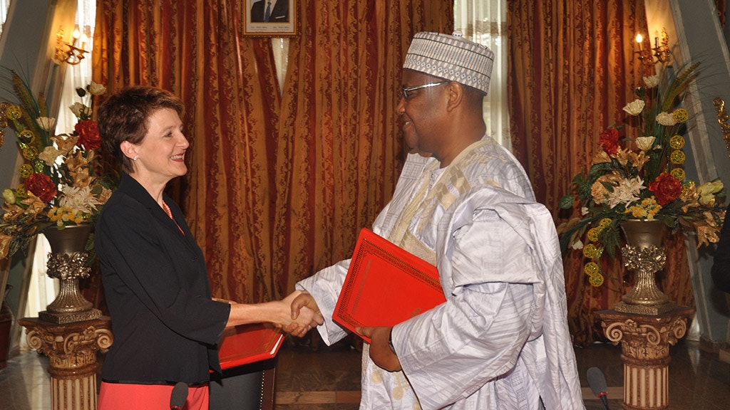 Due accordi sono stati firmati dalla consigliera federale Simonetta Sommaruga e da Adoum Gargoum, ministro delegato degli affari esteri del Camerun