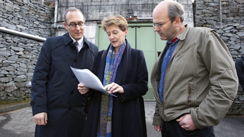 La conseillère fédérale Simonetta Sommaruga, le conseiller d’État Christian Rathgeb et le président de la commune de Sufers Thomas Lechner (à droite) devant le centre d’hébergement de requérants d’asile de Sufers.