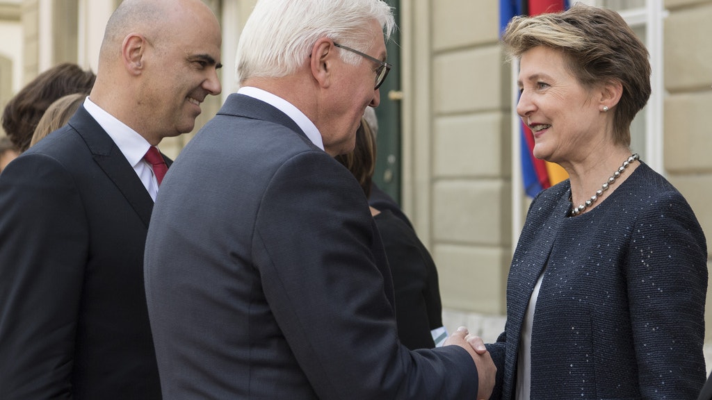Bundesrätin Simonetta Sommaruga begrüsst den deutschen Bundespräsidenten Frank-Walter Steinmeier anlässlich seines Staatsbesuchs in der Schweiz