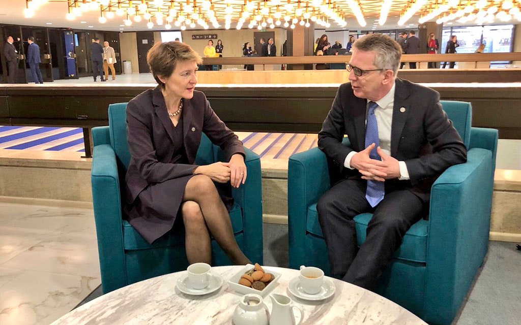 Bundesrätin Simonetta Sommaruga (links) und Inneminister de Maizière sitzen in Sesseln an einem Marmortisch und unterhalten sich