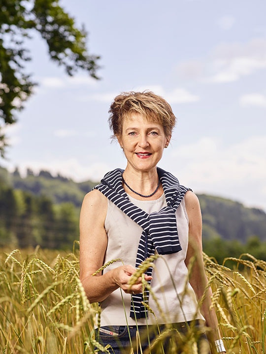 Bundesrätin Simonetta Sommaruga steht in einem Kornfeld