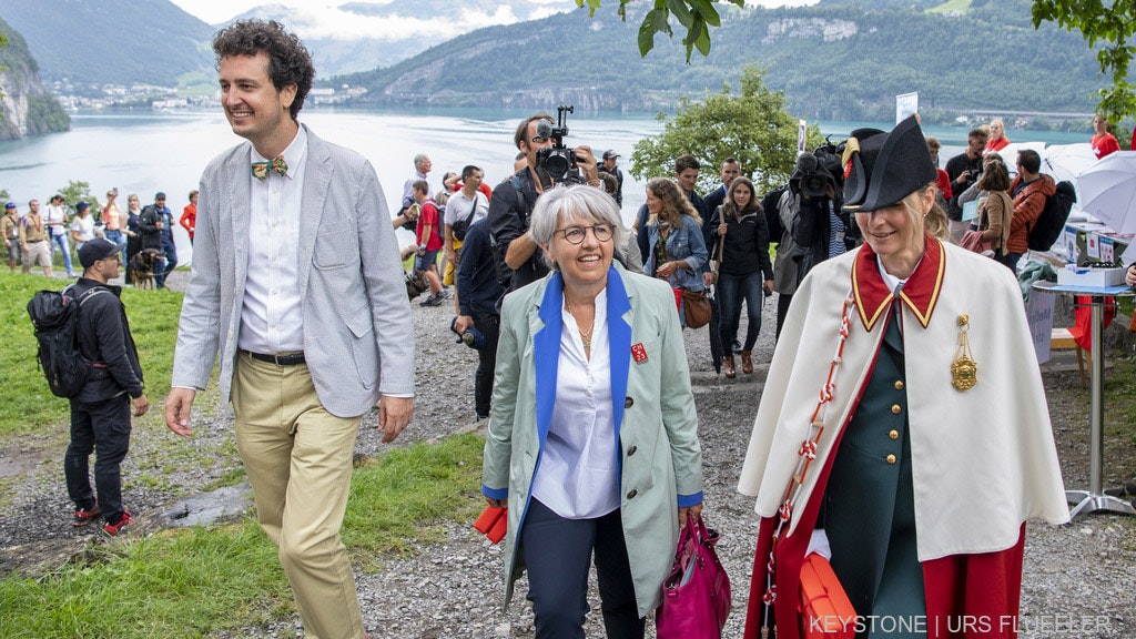 Bundesraetin Elisabeth Baume-Schneider, mitte, SGG Praesident Nicola Forster, links, und Weibelin Lilian Halter, rechts, anlaesslich der Bundesfeier auf dem Ruetli