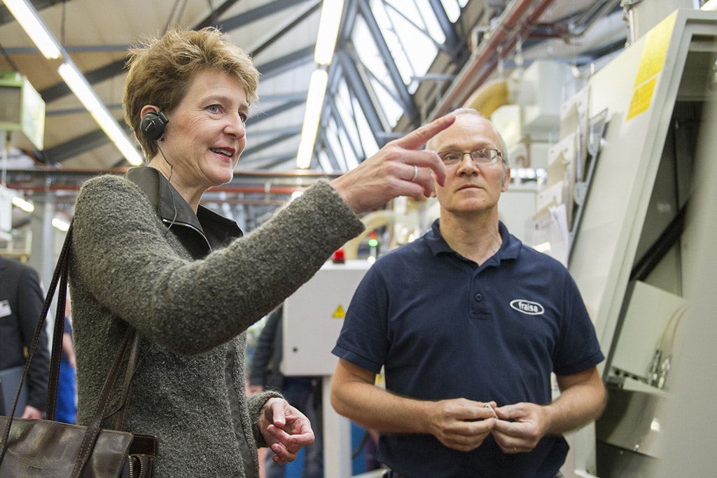 Tag der Arbeit: Bundesrätin Simonetta Sommaruga besucht die Firma Fraisa SA in Bellach (Bild: Keystone)