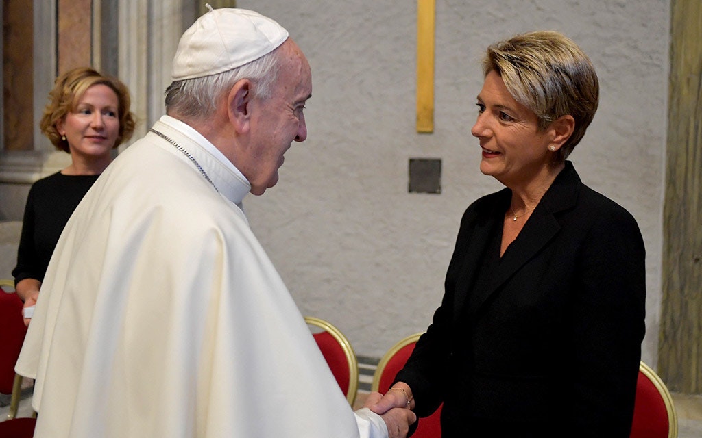 Bundesrätin Keller-Sutter trifft Papst Franziskus