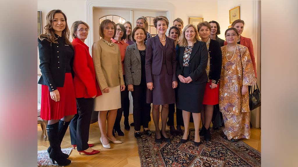 Bundesrätin Simonetta Sommaruga (mitte) mit den am Treffen teilnehmenden Botschafterinnen