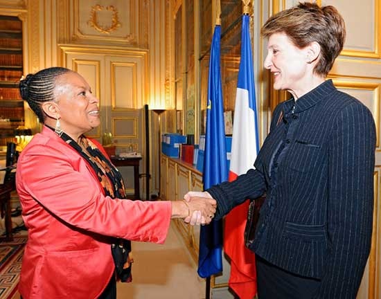 Paris, 5.11.2013: Christiane Taubira, französische Justizministerin, mit Bundesrätin Simonetta Sommaruga 