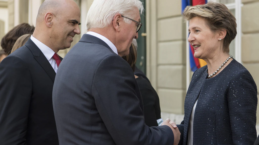 Federal Councillor Simonetta Sommaruga greets German President Frank-Walter Steinmeier during his state visit to Switzerland