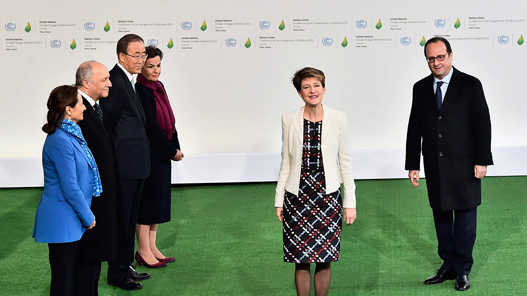 La présidente de la Confédération Simonetta Sommaruga à l'événement des dirigeants, COP 21 CCNUCC, Paris, avec le président François Hollande, Segolène Royal, Laurent Fabius, Ban Ki-moon et Christiana Figueres