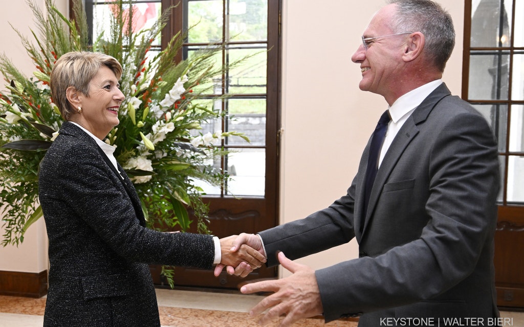 La conseillère fédérale Karin Keller-Sutter accueille le ministre autrichien de l’intérieur Gerhard Karner