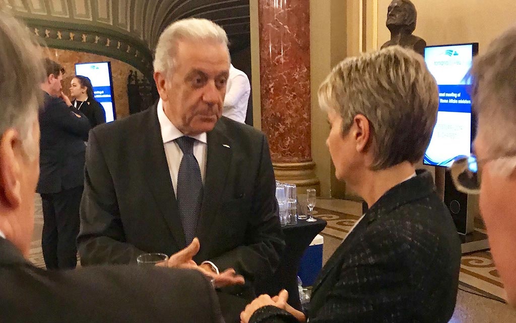 La conseillère fédérale Karin Keller-Sutter avec Dimitirs Avramopoulos, Commissaire européen aux Migrations et Affaires intérieures