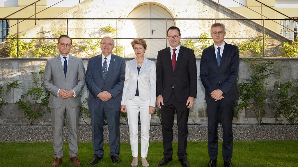 La conseillère fédérale Simonetta Sommaruga avec ses homologues et des représentants allemands, autrichiens, luxembourgeois et liechtensteinois