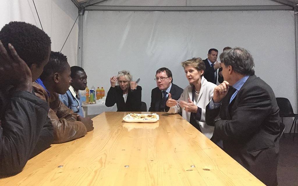La conseillère fédérale Simonetta Sommaruga en discussion avec des requérants d'asile mineurs au hotspot de Tarante