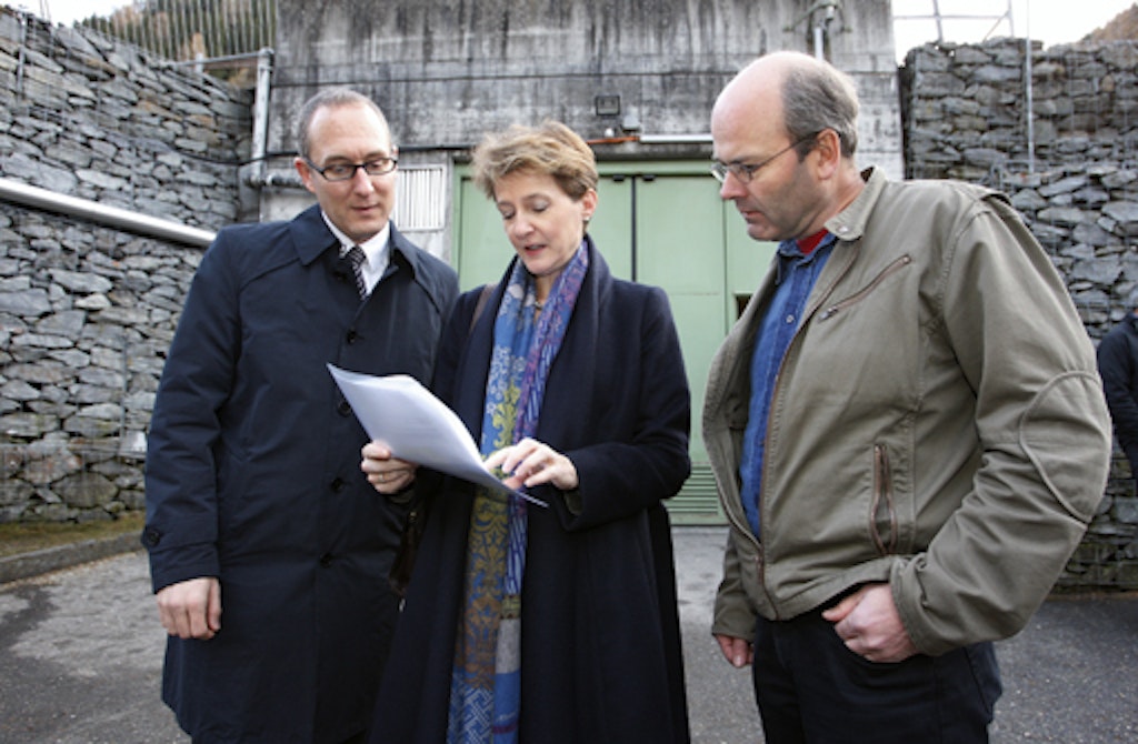 La conseillère fédérale Simonetta Sommaruga, le conseiller d’État Christian Rathgeb et le président de la commune de Sufers Thomas Lechner (à droite) devant le centre d’hébergement de requérants d’asile de Sufers.