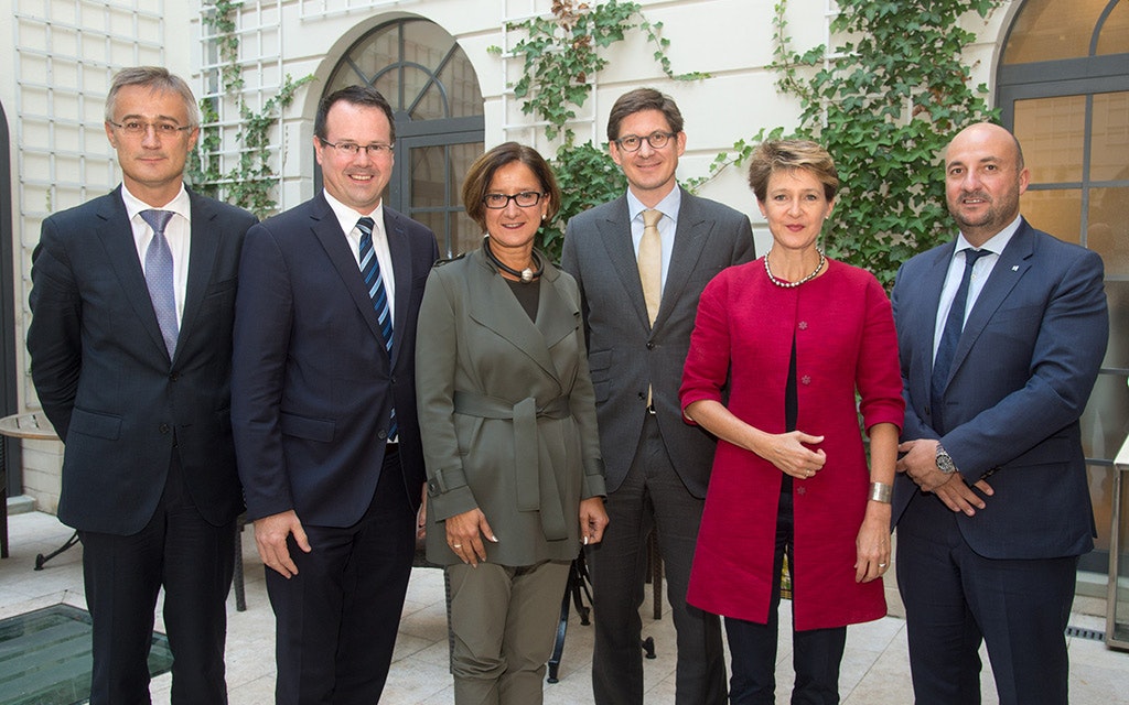 La cheffe du Département fédéral de justice et police (DFJP) avec ses homologues et des représentants allemands, autrichiens, luxembourgeois et liechtensteinois