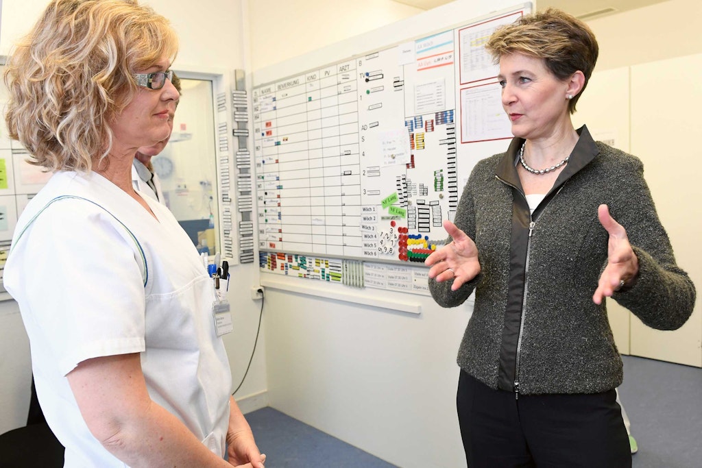 Fête du travail : la conseillère fédérale Simonetta Sommaruga dialogue avec les employés d’un hôpital