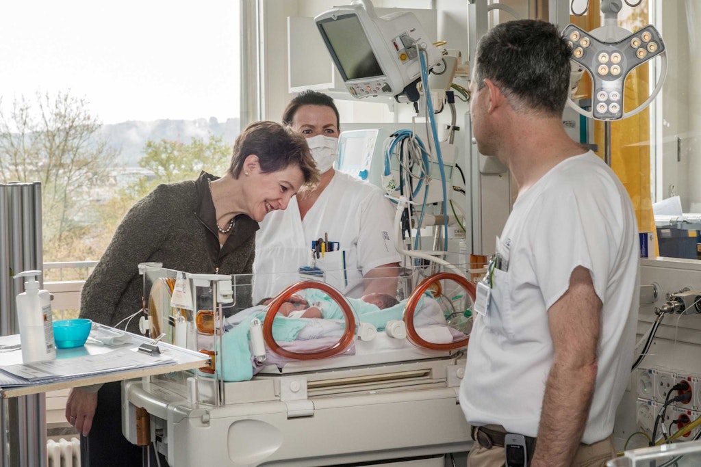 Fête du travail : la conseillère fédérale Simonetta Sommaruga dialogue avec les employés d’un hôpital