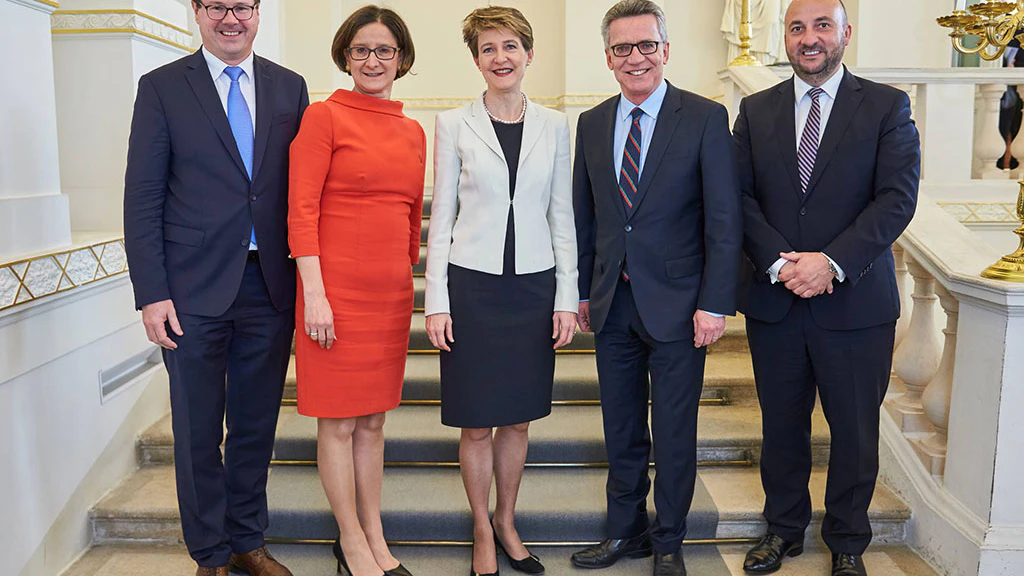 Thomas Zweifelhofer (Liechtenstein), Johanna Mikl-Leitner (Autriche), Simonetta Sommaruga (Suisse), Thomas de Maizière (Allemagne), Etienne Schneider (Luxembourg)