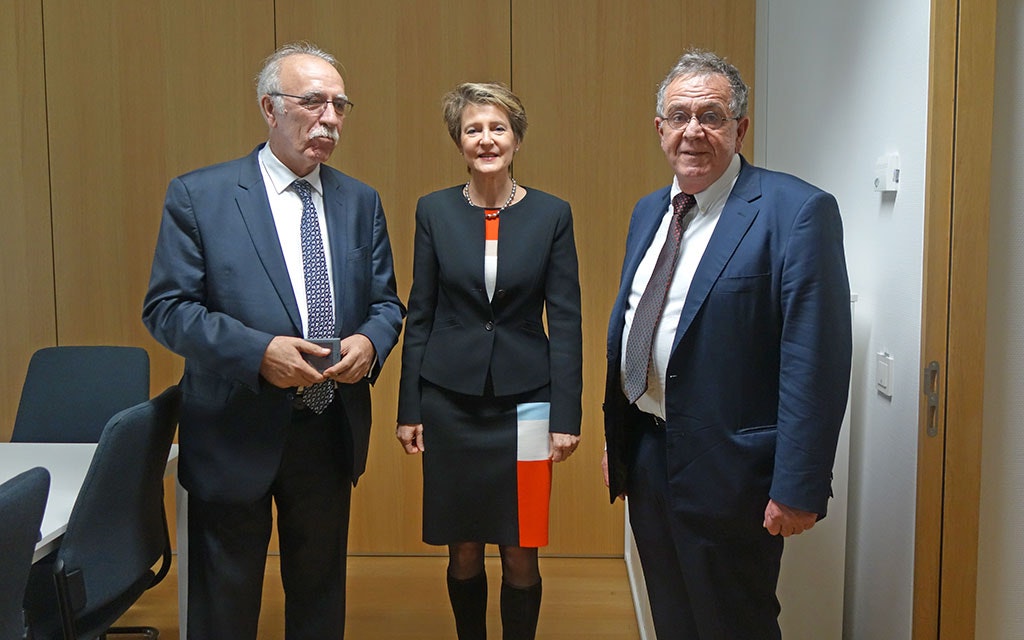 La conseillère fédérale Simonetta Sommaruga avec le ministre grec délégué à la politique migratoire Dimitris Vitsas (à gauche) et son prédécesseur Ioannis Mouzalas
