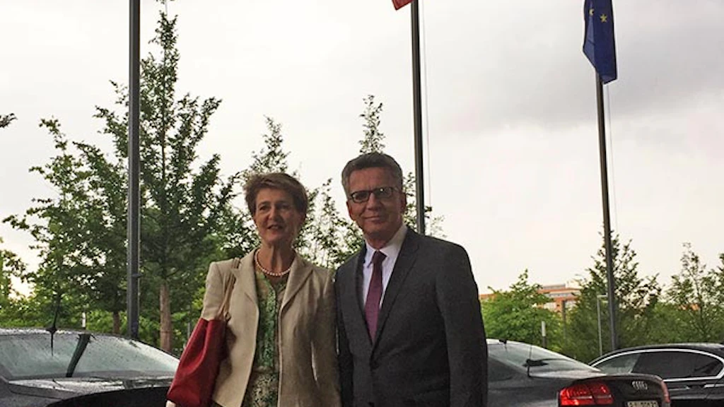 La consigliera federale Simonetta Sommaruga con il ministro tedesco degli interni Thomas de Maizière