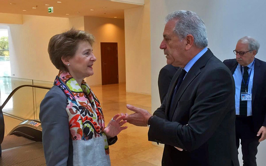 La consigliera federale Simonetta Sommaruga con Dimitirs Avramopoulos, Commissario europeo per le migrazioni e gli affari interni