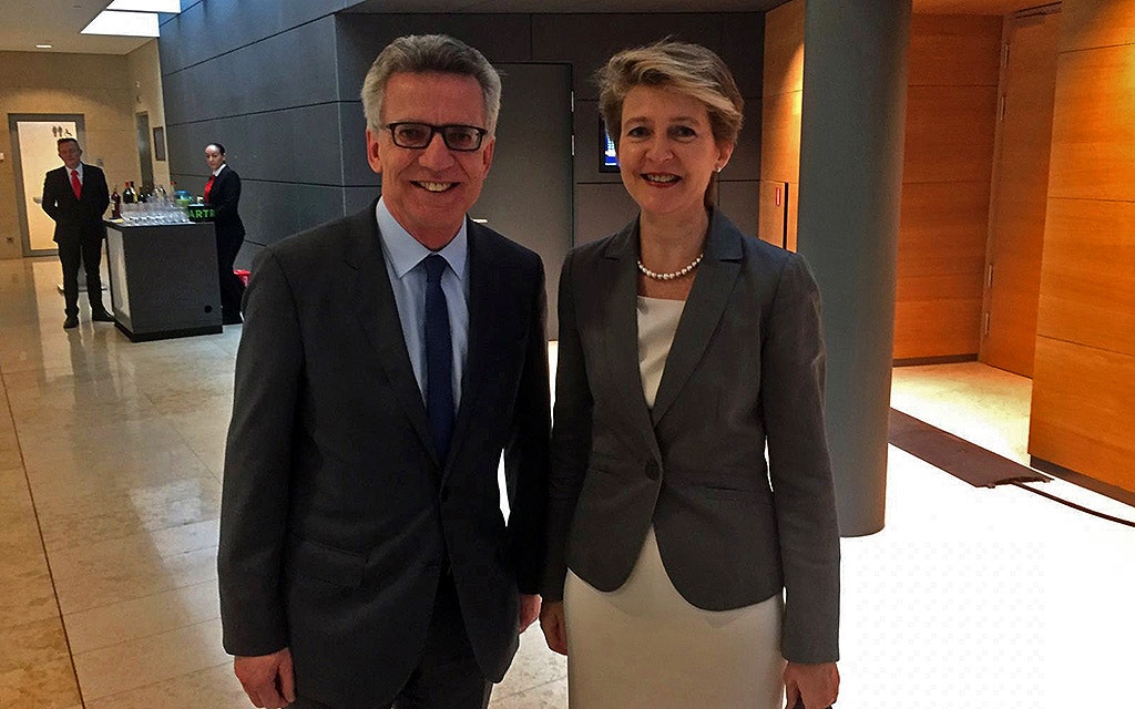 La consigliera federale Simonetta Sommaruga con il ministro degli interni tedesco Thomas de Maizière