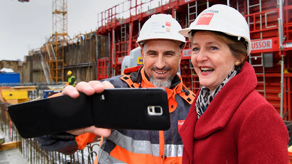 Un operaio edile fa un selfie con la consigliera federale Simonetta Sommaruga
