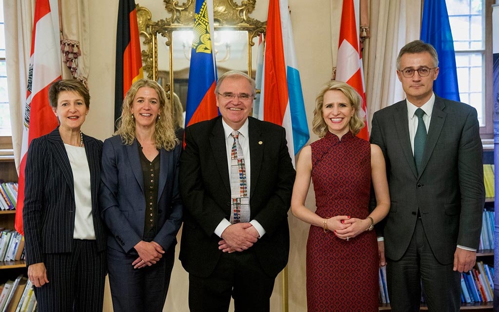 Da sinistra a destra: il ministro della giustizia Simonetta Sommaruga, il segretario di Stato Christiane Wirtz (Germania), il vicecancelliere e ministro della giustizia Wolfgang Brandstetter (Austria), il ministro della giustizia Aurelia Frick (Liechtenstein) e il ministro della giustizia Félix Braz (Lussemburgo)