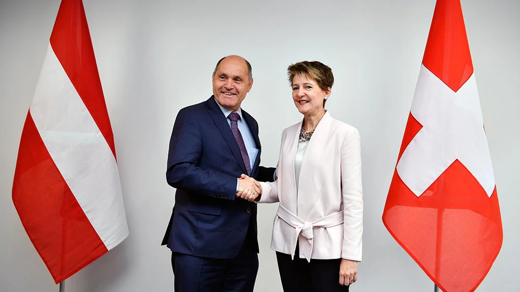 La consigliera federale Simonetta Sommaruga stringe la mano al ministro degli interni austriaco Wolfgang Sobotka