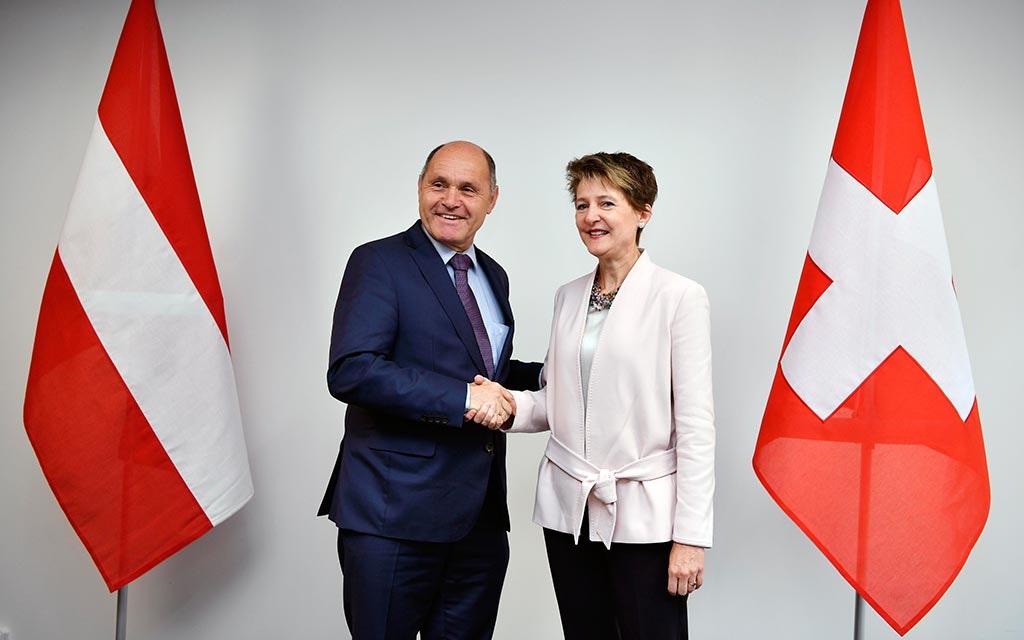 La consigliera federale Simonetta Sommaruga stringe la mano al ministro degli interni austriaco Wolfgang Sobotka