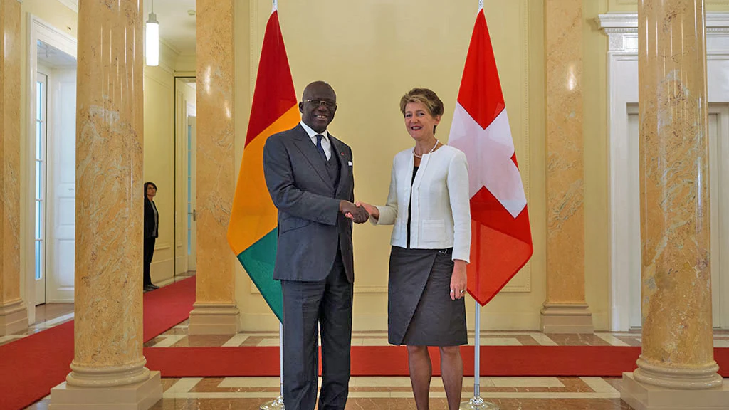 La consigliera federale Simonetta Sommaruga saluta il ministro guineano della sicurezza Abdoul Kabélè Camara