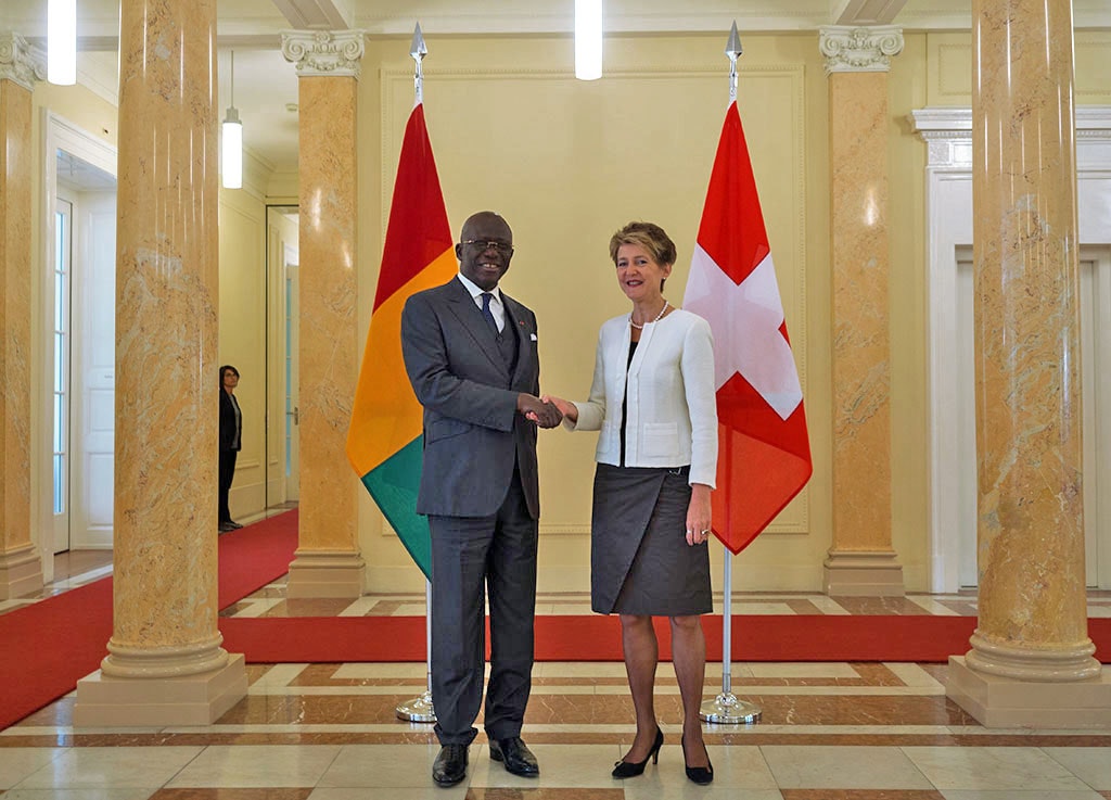 La consigliera federale Simonetta Sommaruga saluta il ministro guineano della sicurezza Abdoul Kabélè Camara
