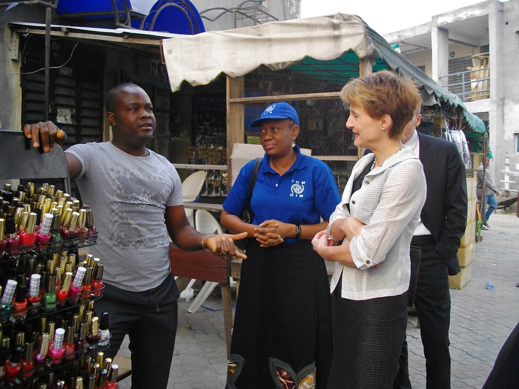 Lagos: La consigliera federale Sommaruga e una rappresentante dell’OIM in visita a un Nigeriano che – grazie all’aiuto al ritorno svizzero – è riuscito a costruirsi un futuro in patria.