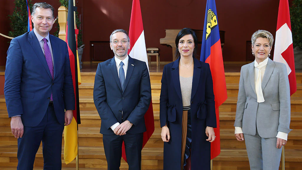 Il segretario di Stato Stephan Mayer, il ministro Herbert Kickl, la consigliera di Stato Dominique Hasler e la consigliera federale Karin Keller-Sutter al incontro di lavoro a Vaduz tra i ministri dell’interno