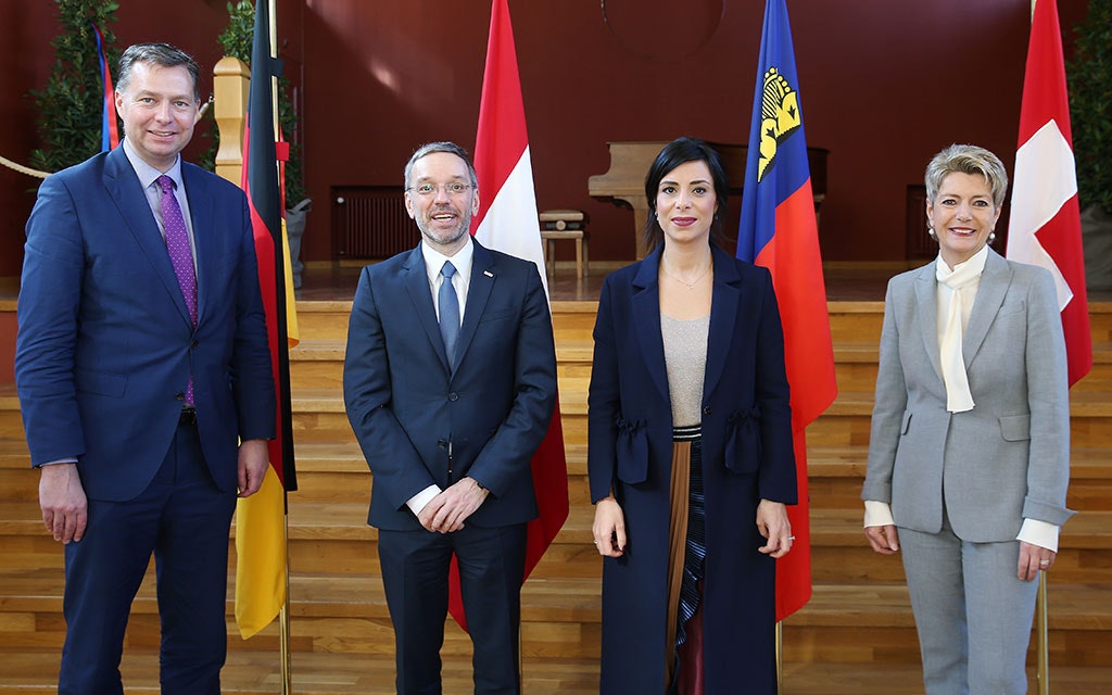 Il segretario di Stato Stephan Mayer, il ministro Herbert Kickl, la consigliera di Stato Dominique Hasler e la consigliera federale Karin Keller-Sutter al incontro di lavoro a Vaduz tra i ministri dell’interno