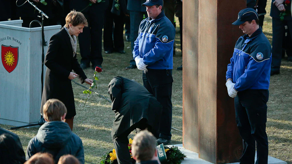 La presidente della Confederazione Simonetta Sommaruga inaugura un monumento alla memoria delle vittime dell’incidente del pullman a Sierre (Foto: Cancelleria Cantone del Vallese)