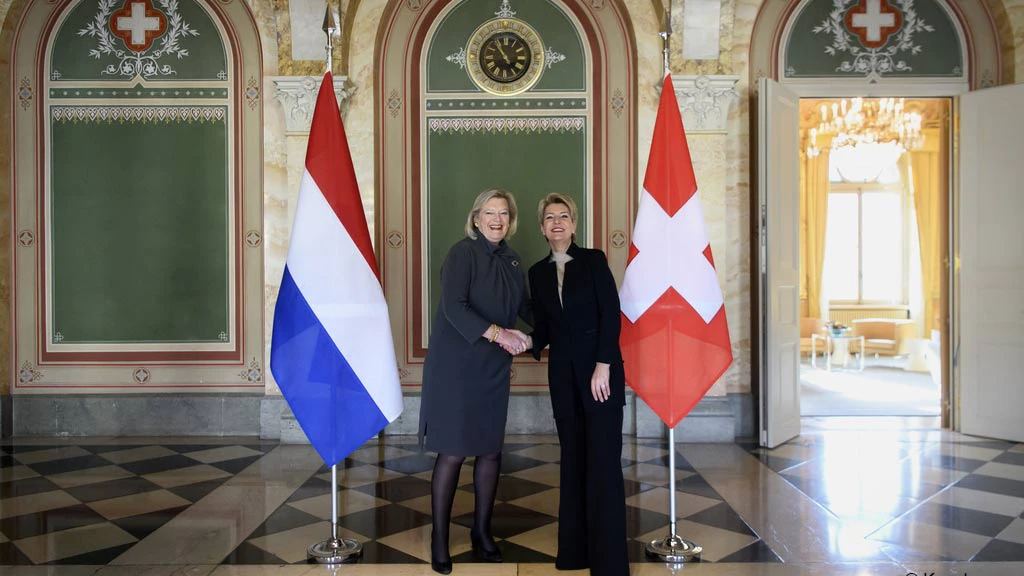 La consigliera federale Karin Keller-Sutter saluta la ministra neerlandese della migrazione Ankie Broekers-Knol